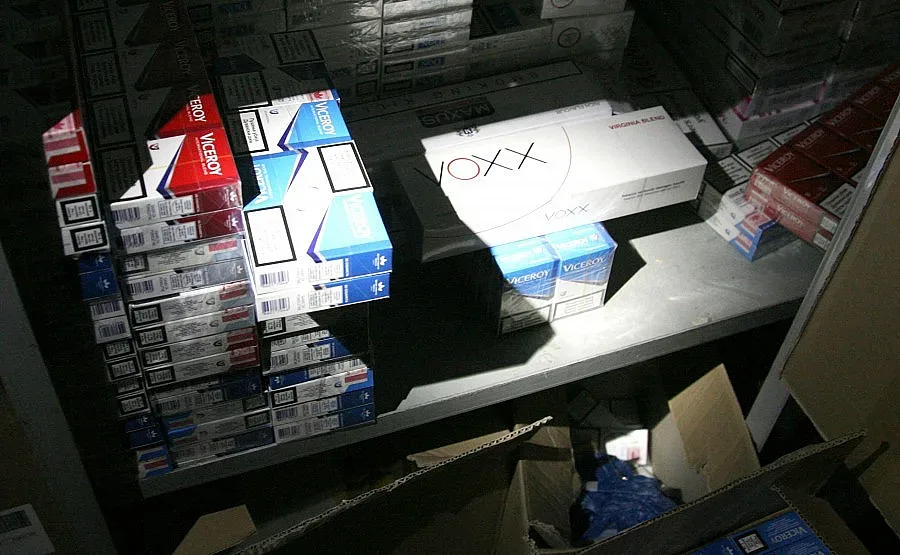 Ливанец залива Илиянци с цигари на черно