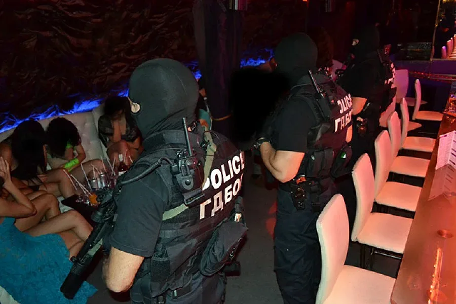 Разбиха 5 бардака