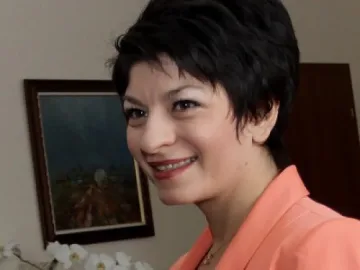 Атанасова брани забраната за пушене