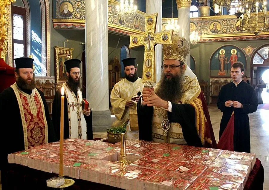 Дядо Николай освети иконките на Кръста