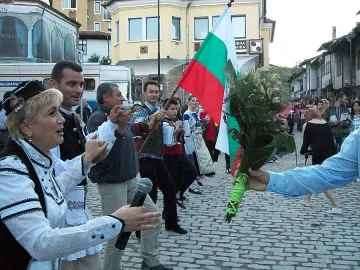 "Независимостта" остави потрошени плочки пред Царевец