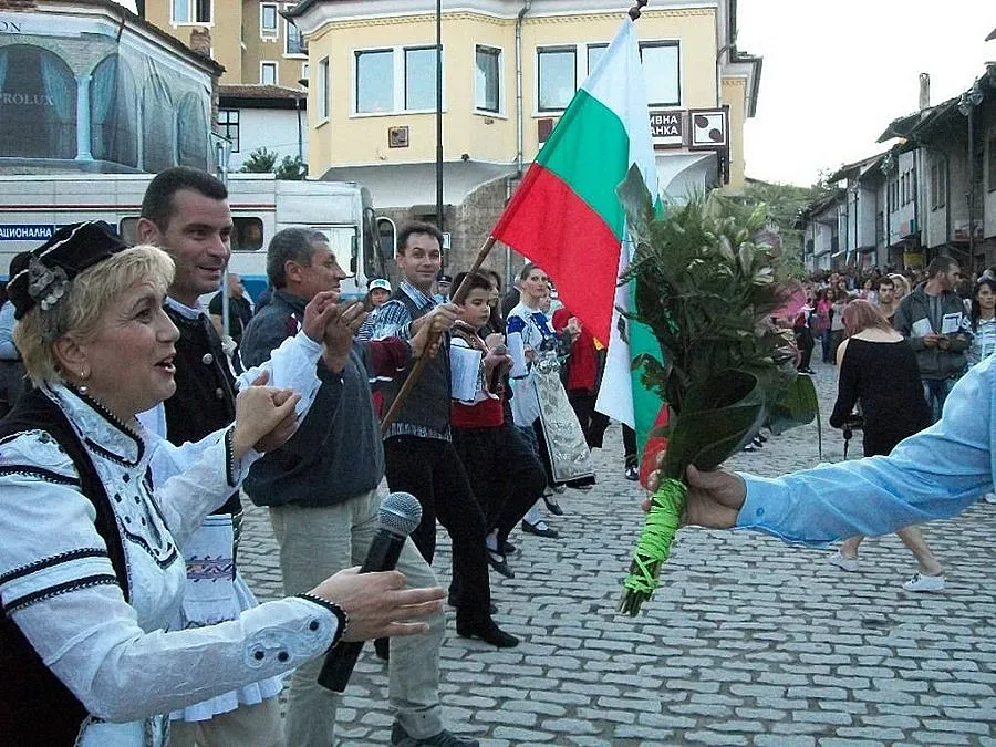 "Независимостта" остави потрошени плочки пред Царевец