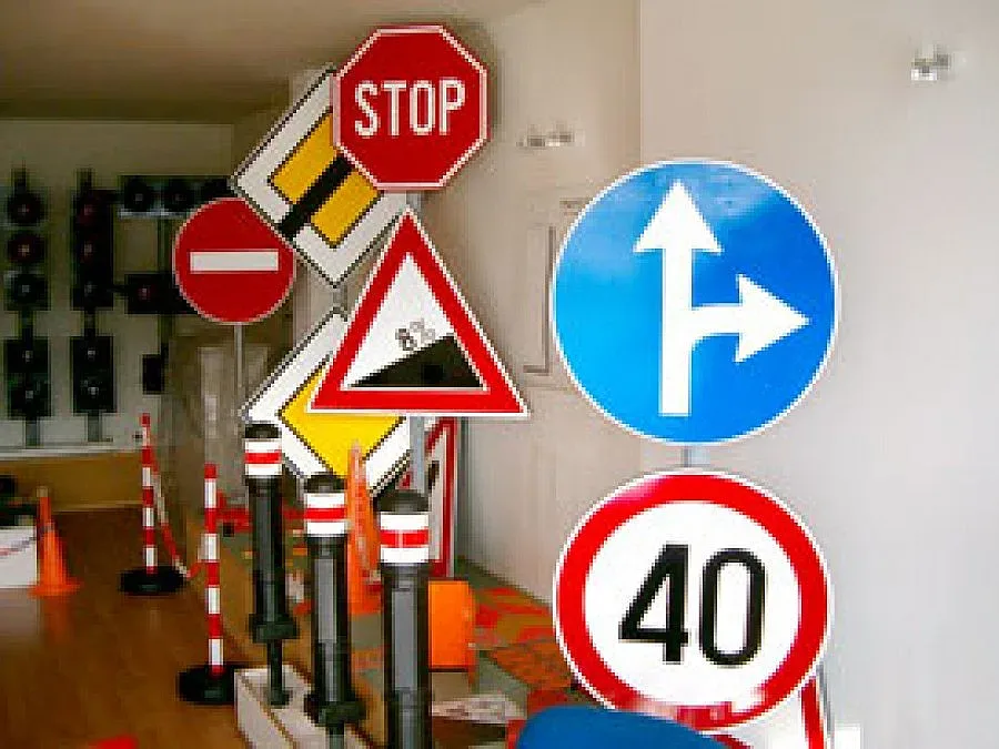 Апаши оставиха път без знаци