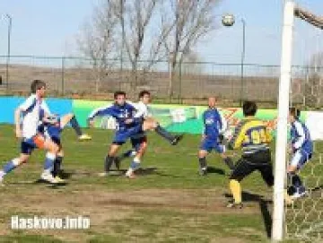 Продават на търг футболно игрище и басейн