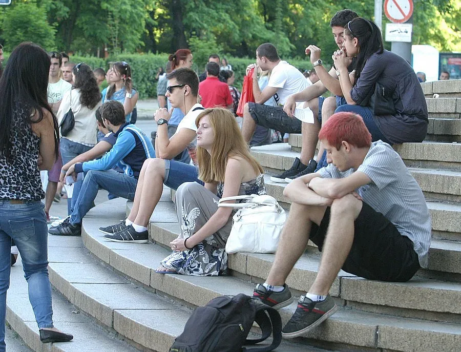 Вземат 860 младежи за чиновници