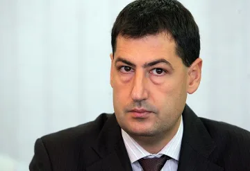 Над 5000 учители са без пари за облекло