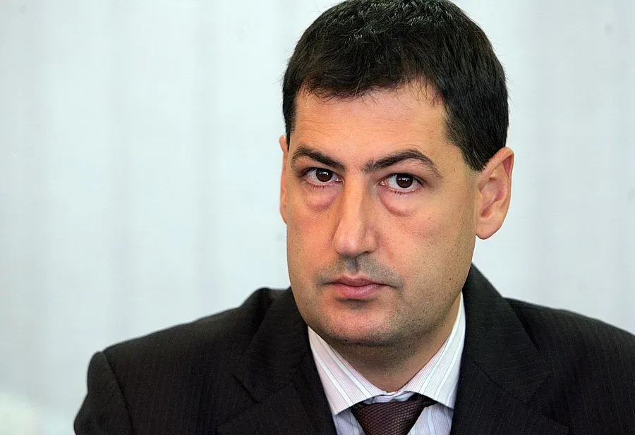 Над 5000 учители са без пари за облекло