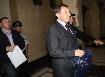 Алексей Петров остава в ареста