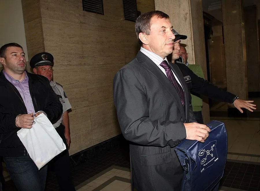 Алексей Петров остава в ареста