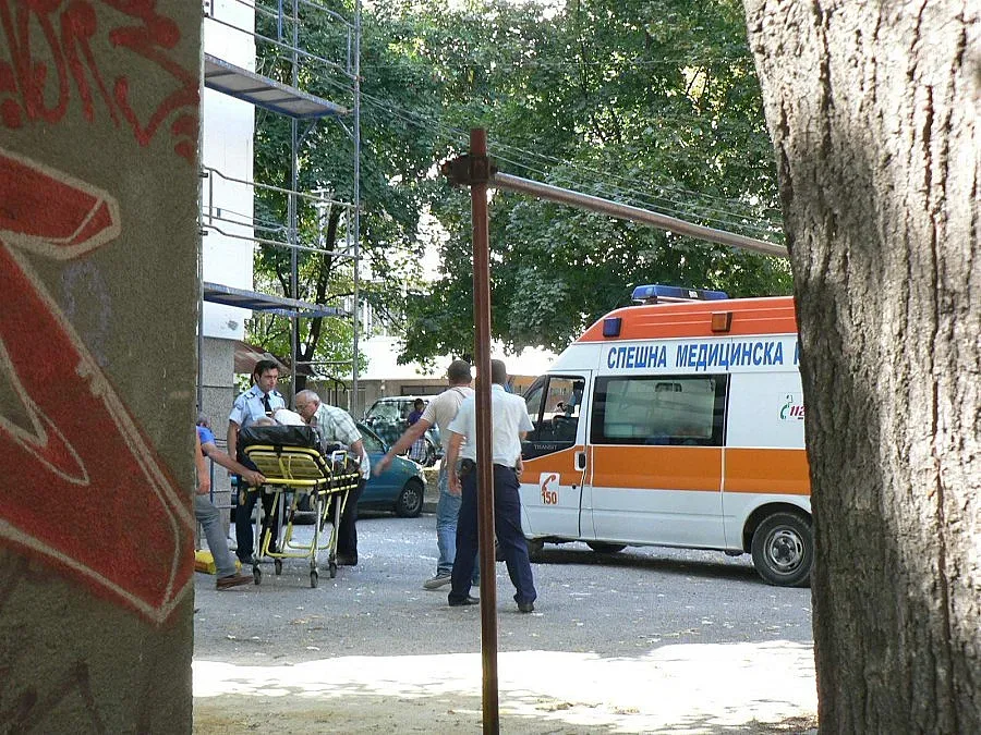 Строител падна от скеле