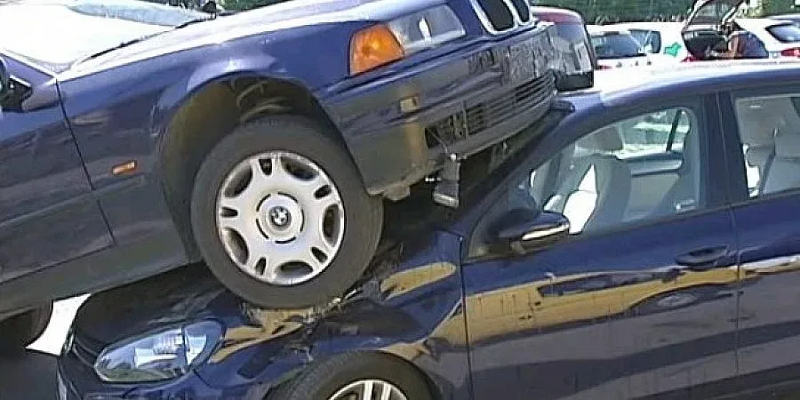 БМВ помете пешеходци в Студентски град