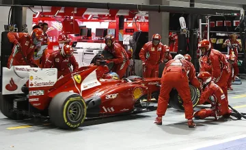 Фетел се върна в битката за титлата