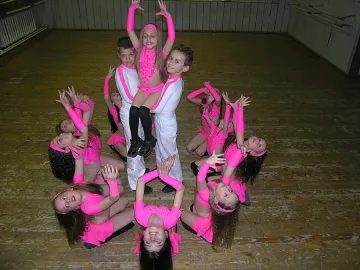 Деца рисуват с танци "Чудесата"   