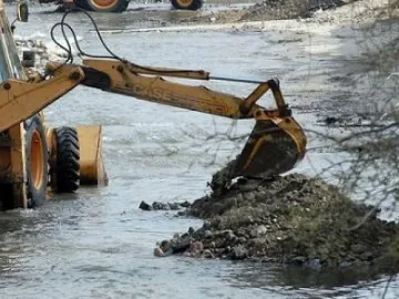 Земеделци на протест срещу добива на баластра