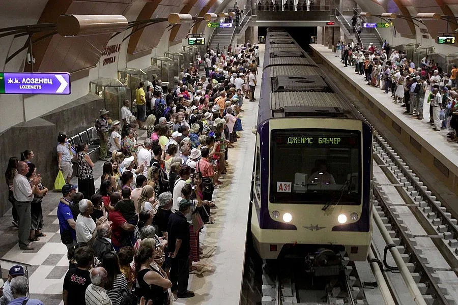 100 000 столичани слезнали от колите заради метрото