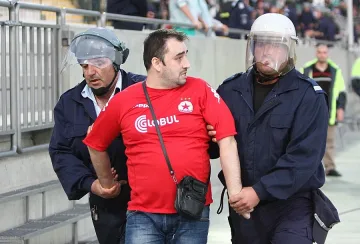 Арестуваха червени фенове заради бомбички