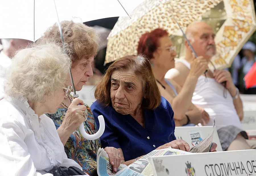 Вдигат пенсиите с 10% от април