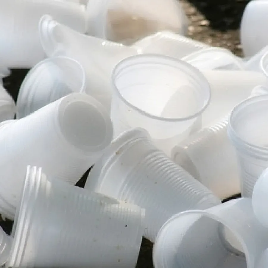 Завод за пластмаса трови река