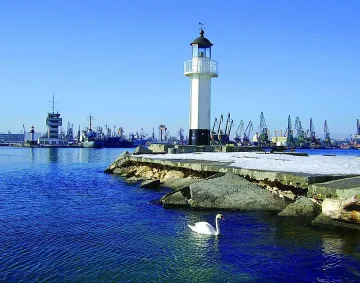 Силен вятър затвори пристанището във Варна