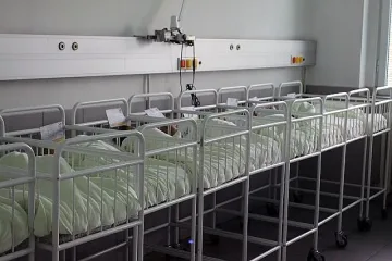 Майка изоставя близначета