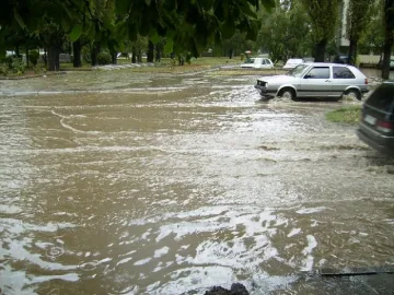По тъмно отводняваха кръстовища в Благоевград