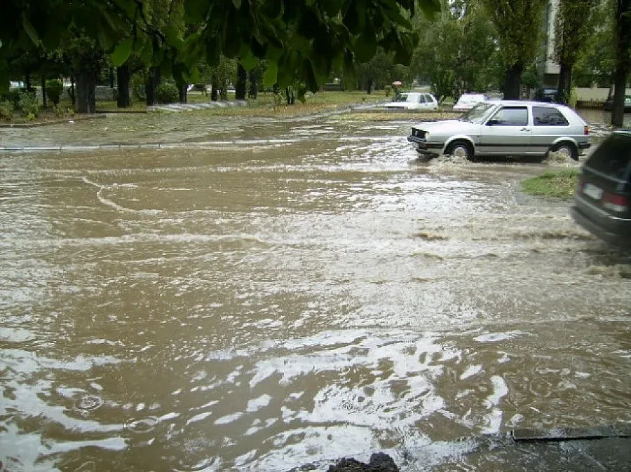 По тъмно отводняваха кръстовища в Благоевград