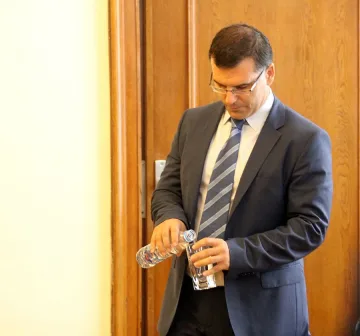 Полицаи под прозорците на Дянков     