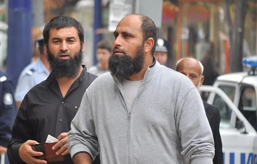 И Бог слезе в махалата