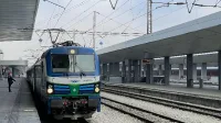 Шок: Две момичета скочиха от движещ се влак! Причината