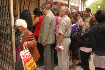 Пенсионери чакаха 6 часа за боб и вафли