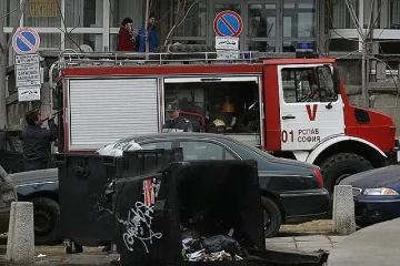 Огън насред тротоара вдигна на крак пожарната