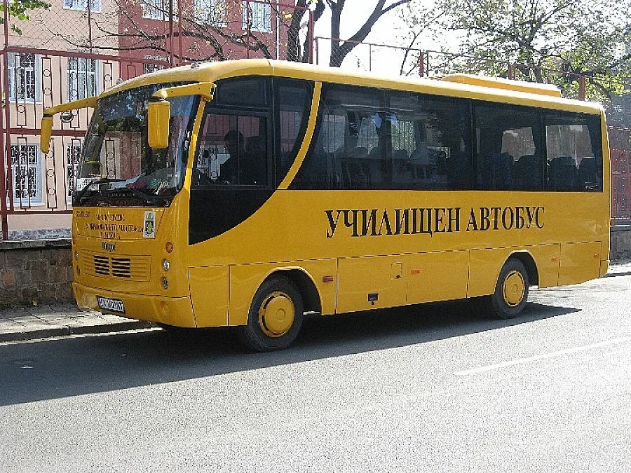 Спряха от движение два училищни автобуса