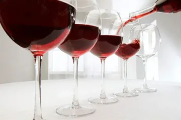 Вият хоро край фонтан от вино