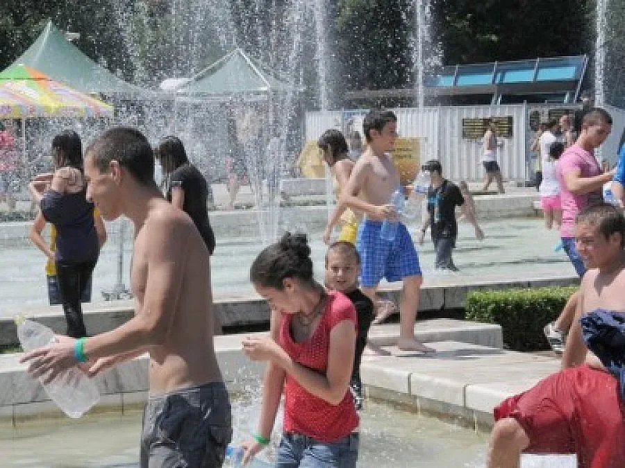 Наемат младежи в администрацията