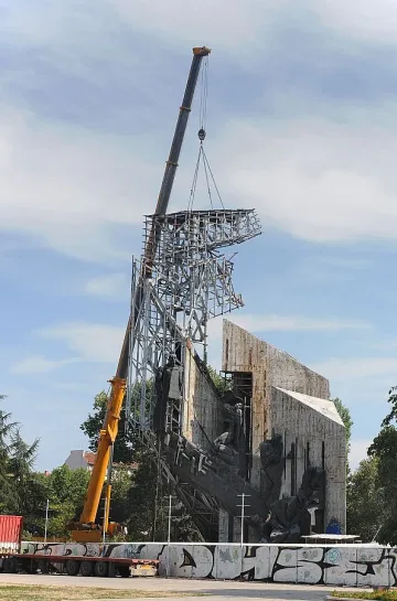 Питат софиянци за паметника пред НДК