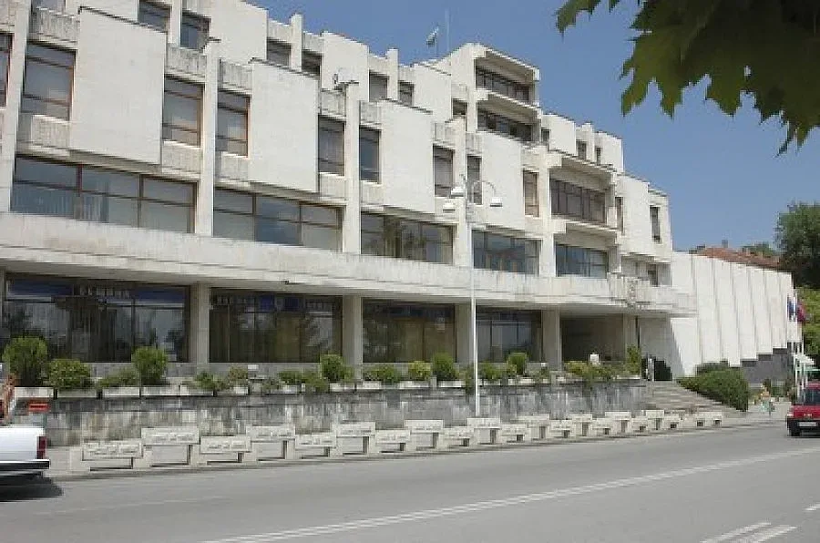 4-ма студенти печелят стаж в община