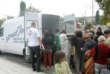 Подариха банички на софиянци