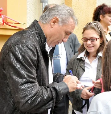 Камата: Ще дам ръкавели на Цветанов