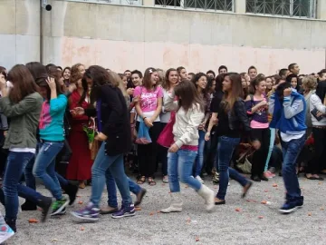 Дъжд от моркови за осмокласниците