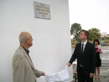 Паметна плоча за спасителя от Сътън