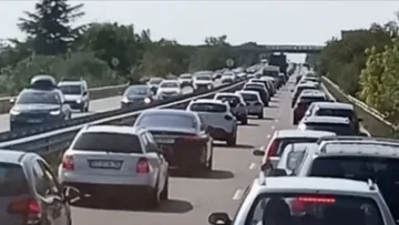 Невиждано задръстване на "Тракия”. Ад по пътя за морето