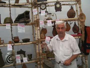 Антиквар раздава на бартер вещи