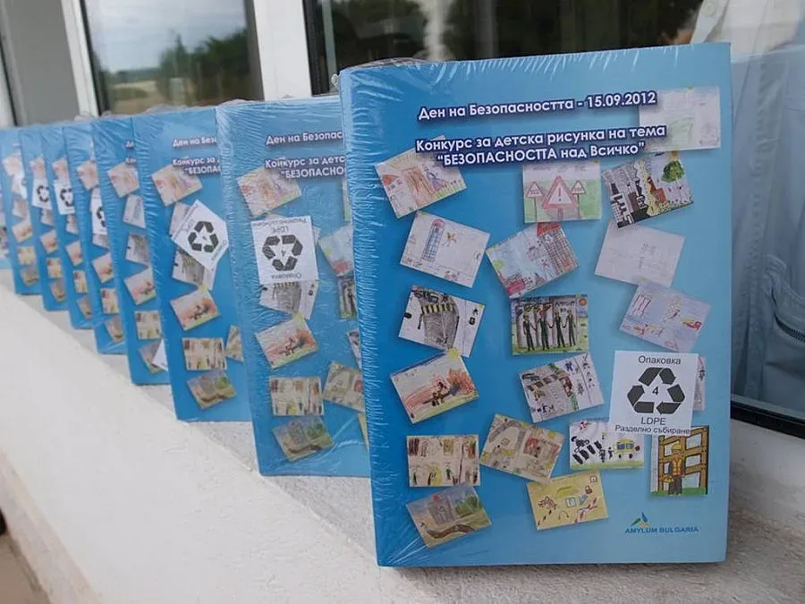 Концерн раздаде тетрадки с рисунки за безопасен труд