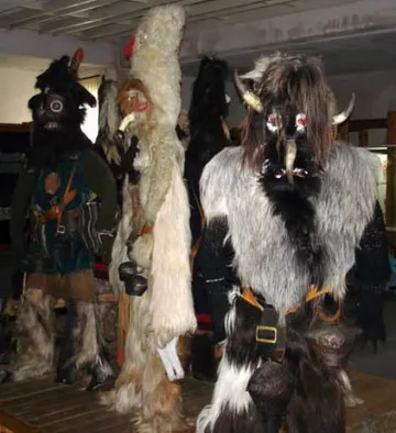 Кукери 3 месеца на колела в търсене на хубави кожи