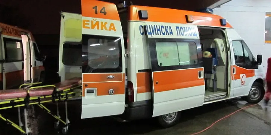 Автобус блъсна мъж на пешеходна пътека