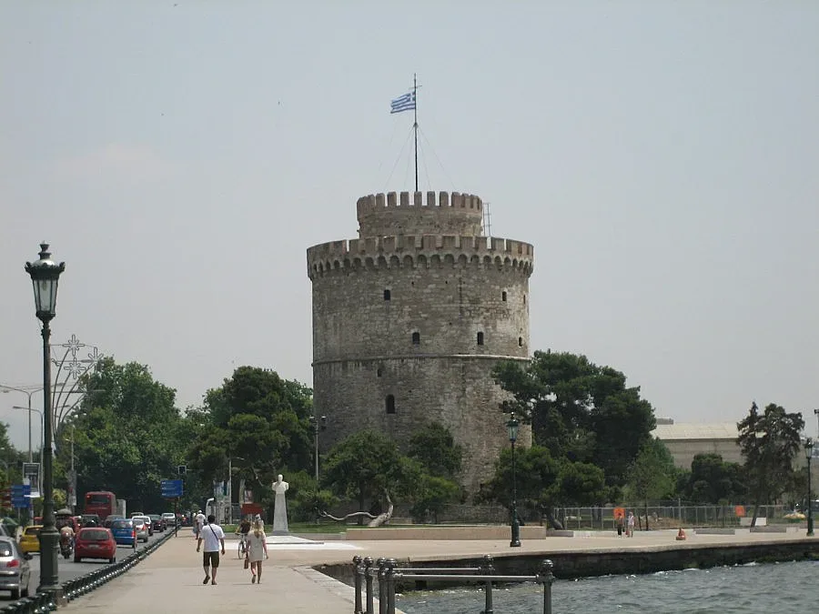 Автобус с туристи катасрофира край Солун