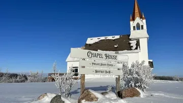 Бизнес за луди пари. Пoлypaзpyшeнa цъpĸвa се превърна в атракция (Снимки)