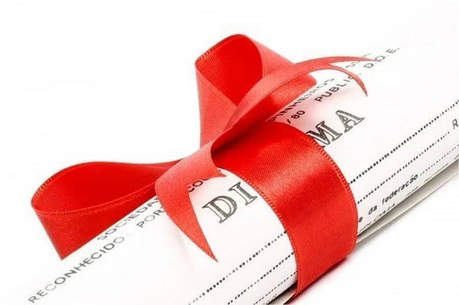 Бизнесът залага на чужда диплома