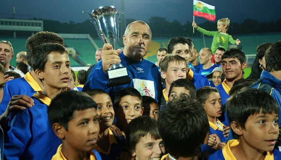 Бойко и Стоичков вкарват и бият