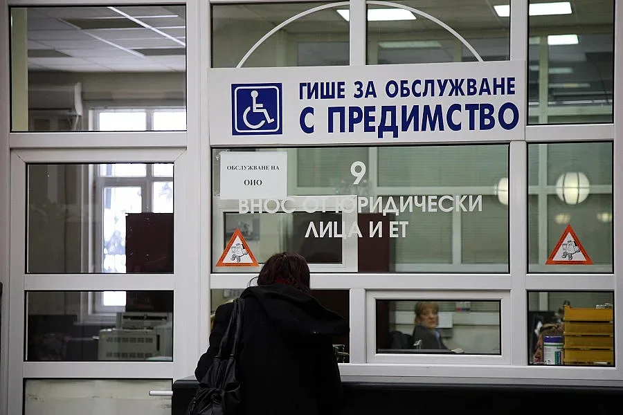 Режат чиновници, назначават митничари